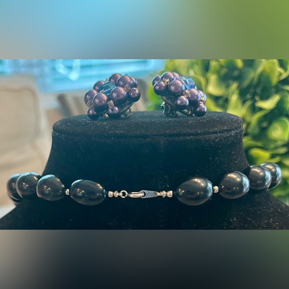 BEADED BOMBSHELL NECKLACE AND MATCHING CLIP ON EARRINGS IN BLACK & PURPLE 🦄🦄🦄 - Picture 11 of 12